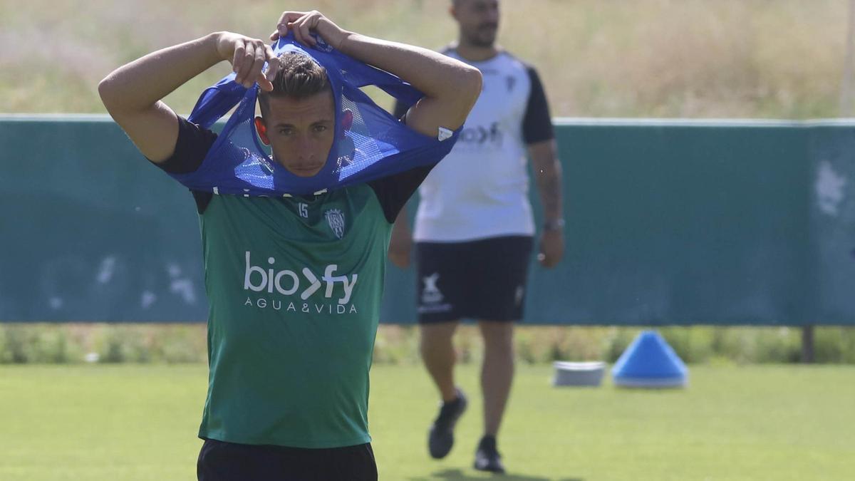 Isma Ruiz se coloca el peto durante un entrenamiento del Córdoba CF.