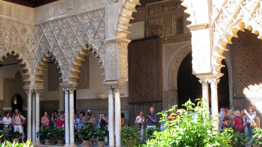 Archivo - Turistas En Los Reales Alcázares De Sevilla