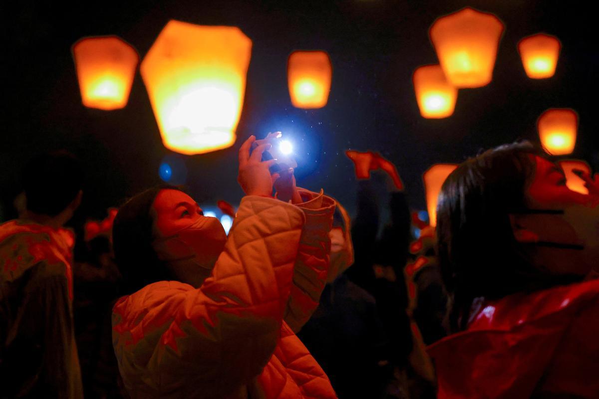 Miles de linternas del cielo fueron lanzadas durante la celebración del Festival de las Linternas en Pingxi, Ciudad de Nueva Taipei, Taiwán. EFE/EPA/RITCHIE B. TONGO