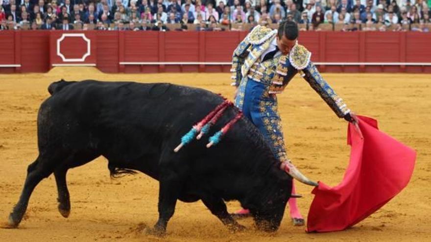 El diestro alicantino Manzanares, en su faena ayer en Sevilla.