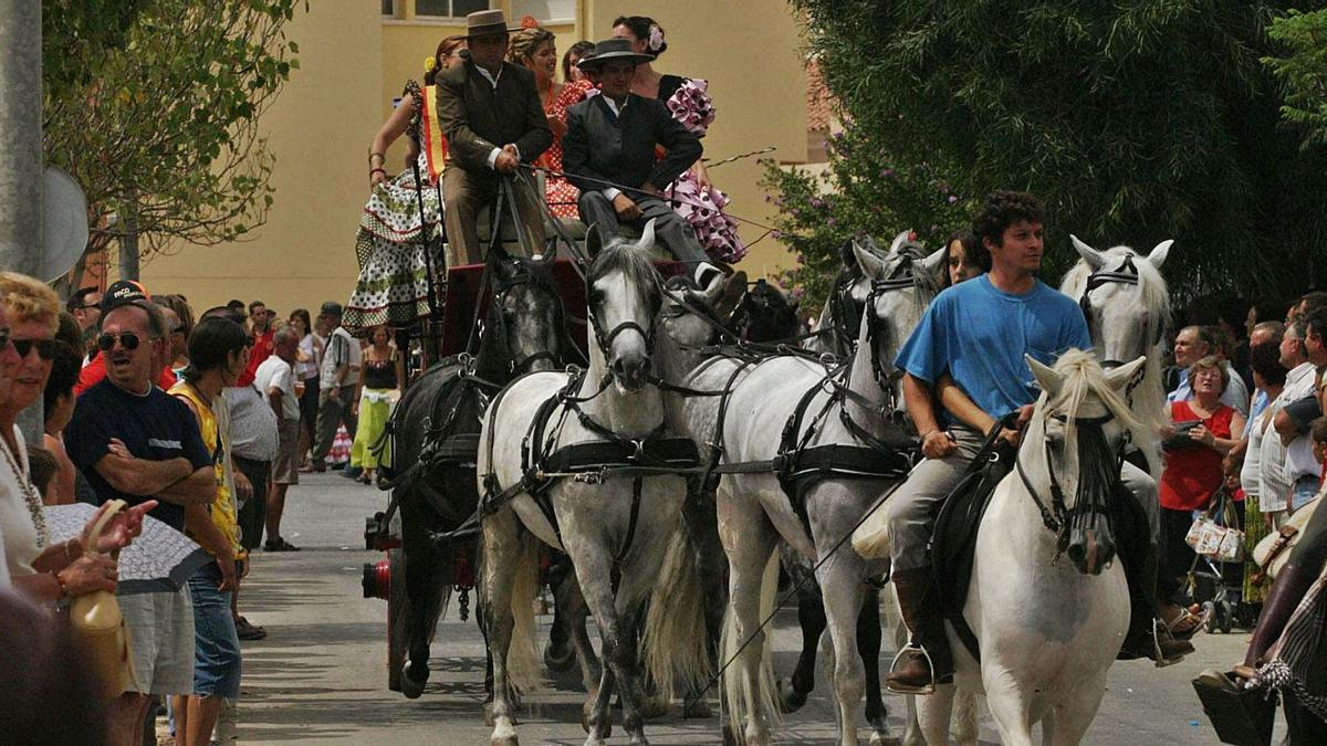 Desfile de caballos, carruajes y trajes tradicionales en una edición pasada de las Fiestas de Fuente Álamo. |   FELIPE GARCÍA PAGÁN