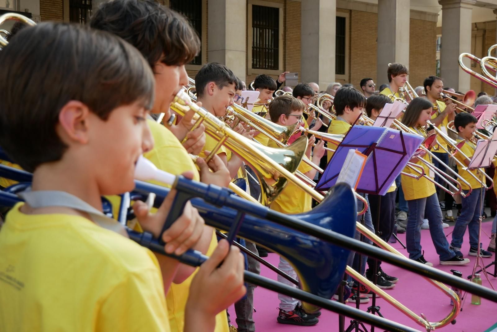 Más de 230 instrumentistas de metal tocan en la plaza del Pilar