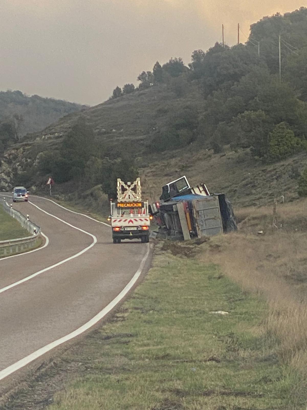 Imagen del camión volcado este martes.