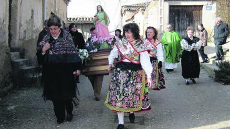 Cuelgamures procesiona con santa Águeda
