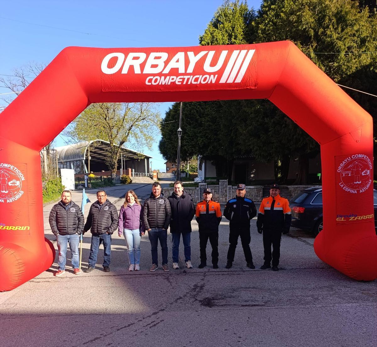 Organización y autoridades en el punto de salida del rally.