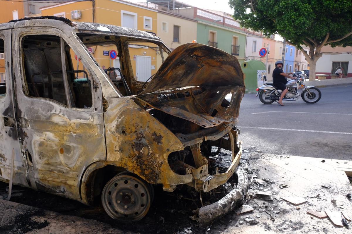 El estado en que ha quedado la furgoneta del padre del alcalde de Aspe