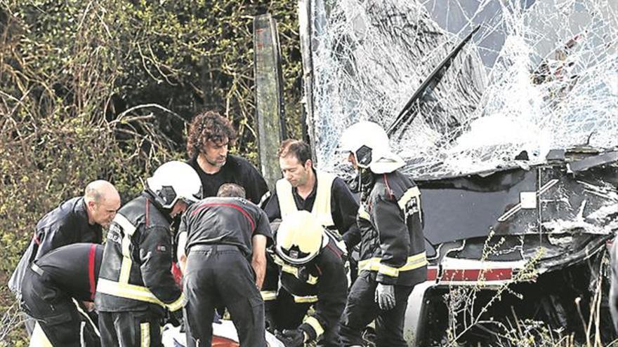 Dos muertos en Navarra al chocar un bus y un coche