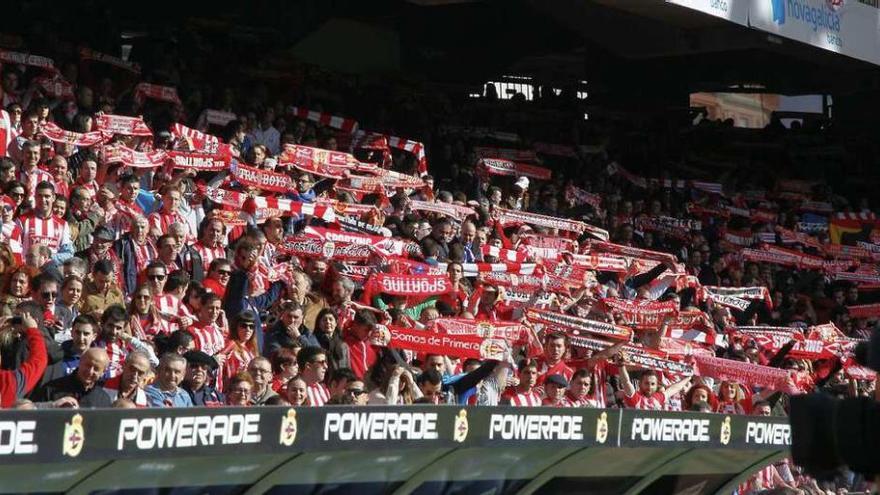 Aficionados del Sporting en Riazor en el partido disputado en febrero del año pasado.