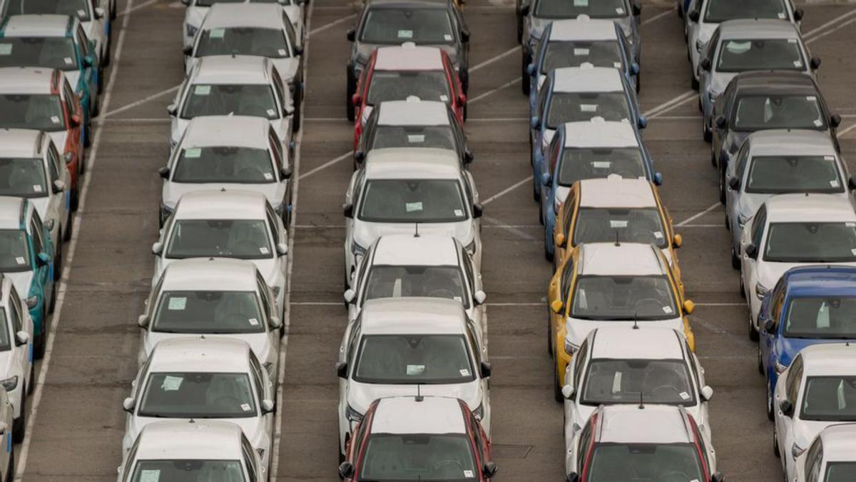 Cotxes aparcats al port de Barcelona.  | DAVID ZORRAKINO / EUROPA PRESS