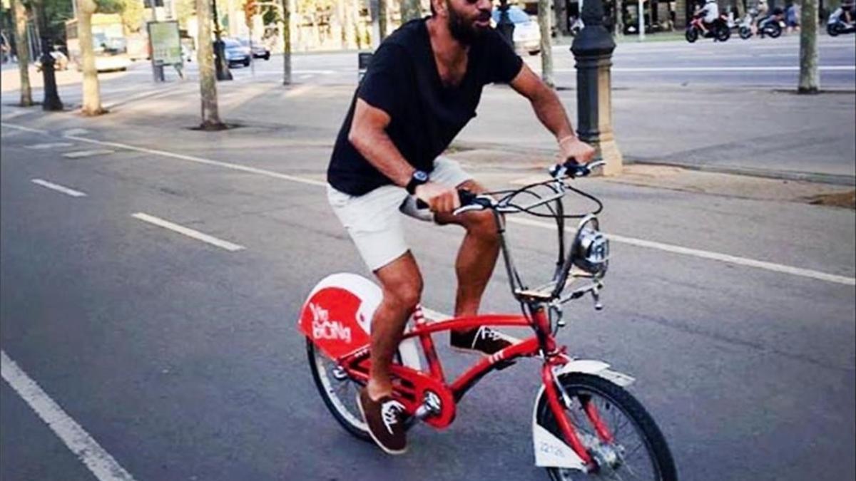 Arda Turan rueda con una bicicleta de Bicing.