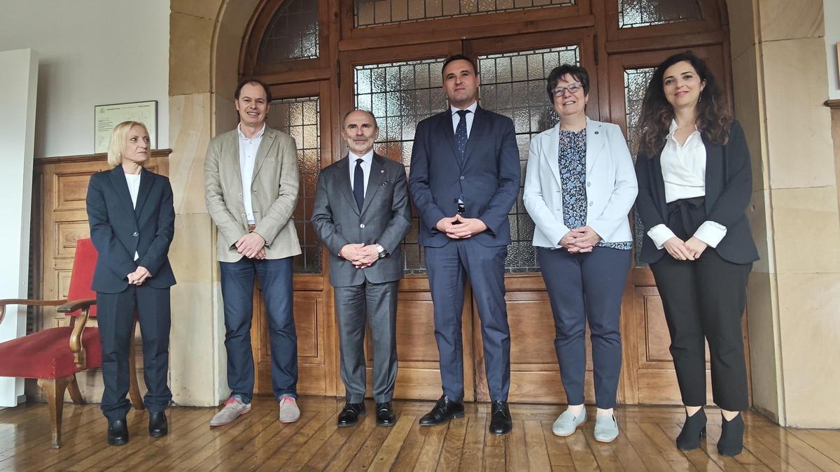 De izquierda a derecha, la viceconsejera de Presupuestos y Financiación Autonómica, Mar García Salgado; el director de la Cátedra de Políticas Públicas, Francisco José Delgado Rivero; el rector de la Universidad de Oviedo, Ignacio Villverde; el consejero de Hacienda, Justicia y Asuntos Europeos, Guillermo Peláez; la vicerrectora de Transferencia y Relaciones con la Empresa, Susana Luque, y la directora de área de Cátedras de Empresa e Institucionales, Verónica Cañal.