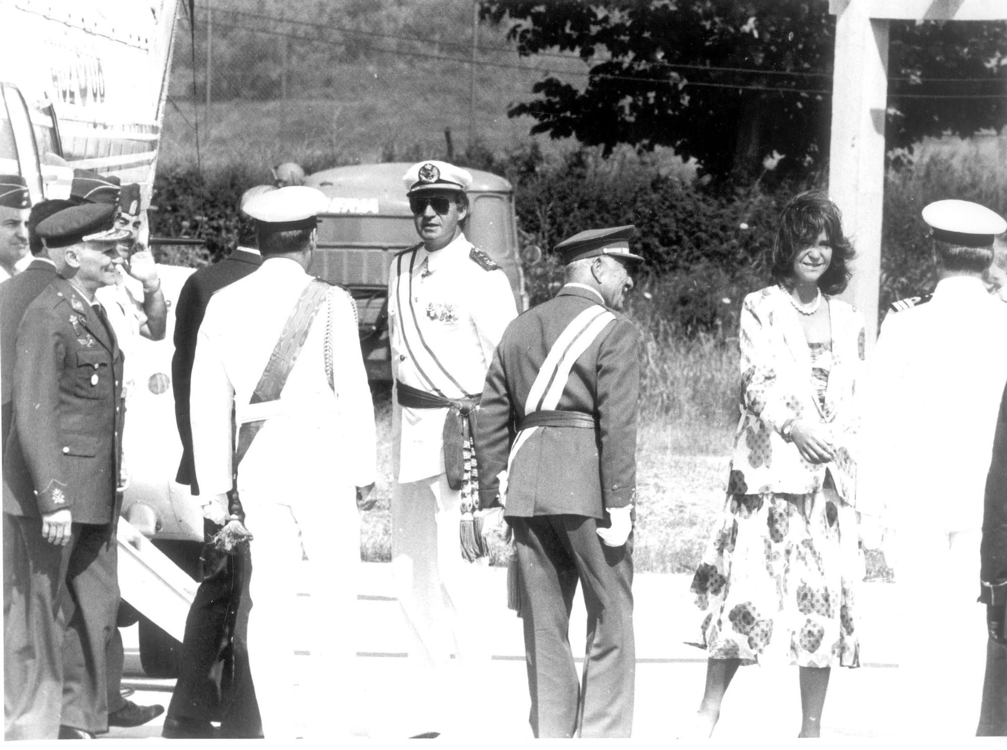 EL rey Don Juan Carlos y la Infanta Elena a su llegada al aeropuerto de Peinador en la década de los 80 Cameselle..jpg