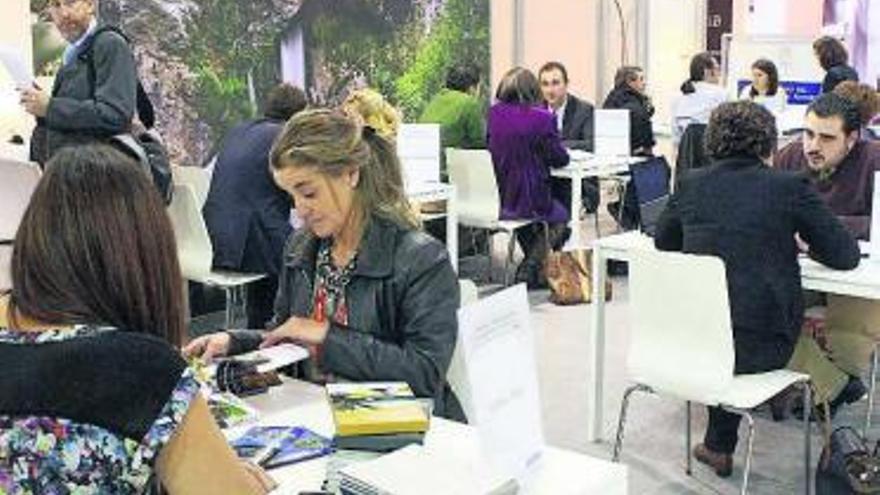 La sesión de trabajo con operadores turísticos, ayer, en el stand de Asturias.