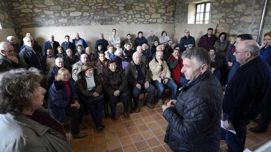 Los propietarios eligieron a sus representantes en un encuentro en el local social. // Bernabé/Javier Lalín