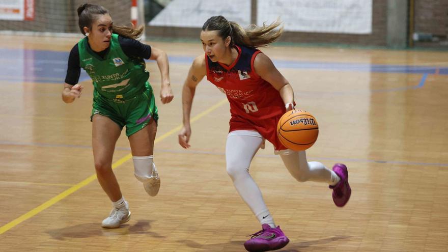Josefina Zeballos bota hacia la canasta en un encuentro de esta temporada de Maristas en su pista. |  Iago López