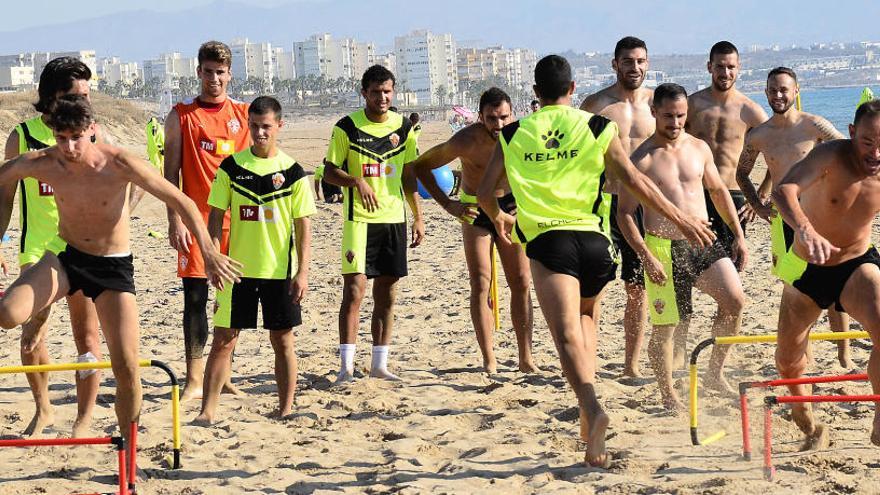 Los jugadores del Elche, durante un entrenamiento en la playa