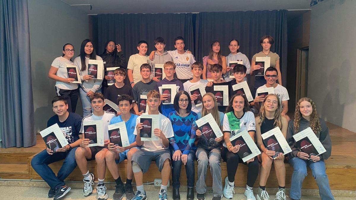 Los alumnos del IES Pedro de Luna, en la presentación del libro, junto a la profesora Ana Delgado.