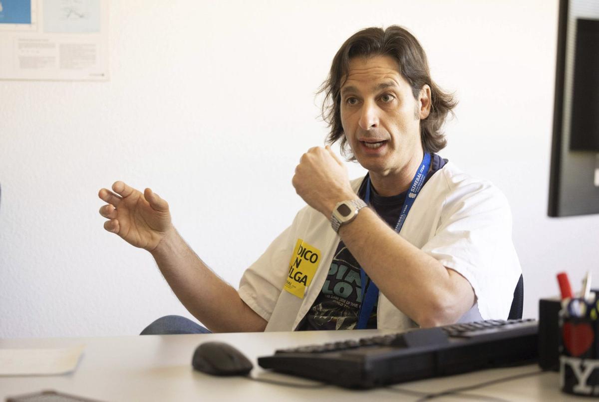 David Fernández, en su despacho del Simebal en el Hospital Can Misses. | VICENT MARÍ