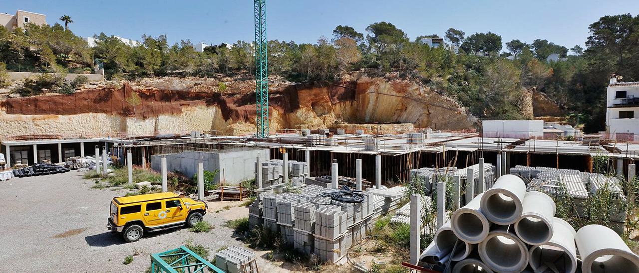 Las obras de Vadella 24, en una imagen de ayer, se encuentran paralizadas desde octubre de 2019 por ocupar el torrente. | J. A. RIERA