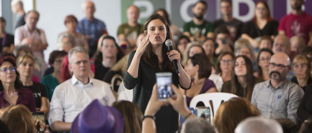 Irene Montero en su mitin de Alicante ante 200 personas.