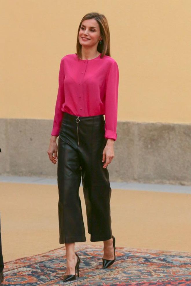 Letizia Ortiz con pantalones de Uterqüe y blusa de Hugo Boss