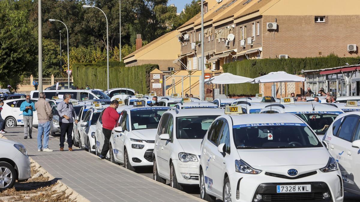 Caravanas de taxis en Alicante en una protesta por la actualización de las tarifas