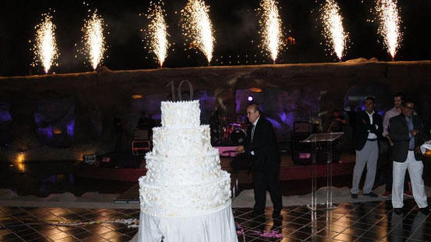 Manuel Quevedo López, de Lopesan, junto a la enorme tarta de cumpleaños del Boulevard El Faro. i  G. RAPETTI