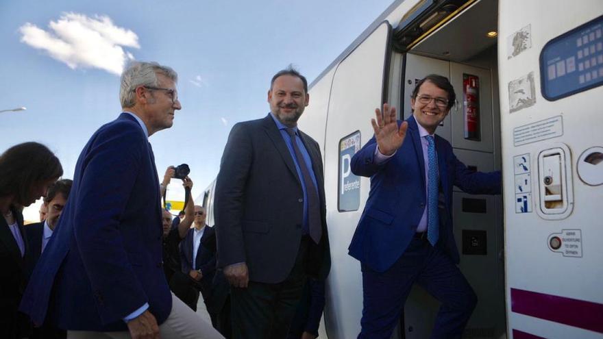 El presidente regional Alfonso Fernández Mañueco durante su entrada el tren de pruebas del AVE entre Zamora y Pedralba (Sanabria).