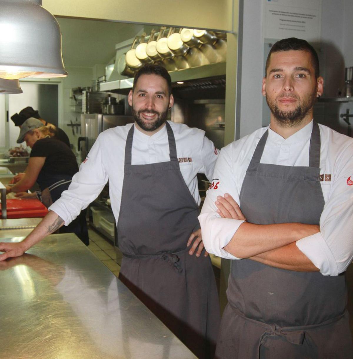 Daniel Guzmán, a la derecha, al lado de su primo Julio Sotomayor, copropietarios del Nova (Ourense). | Iñaki Osorio
