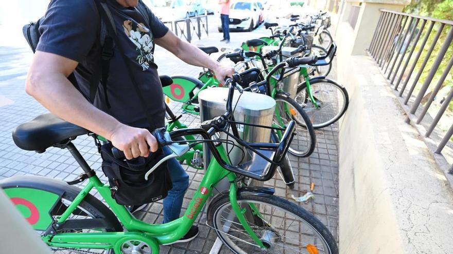 Pimesa denuncia en Comisaría de Elche sabotajes en bicis públicas que ponen en riesgo al usuario
