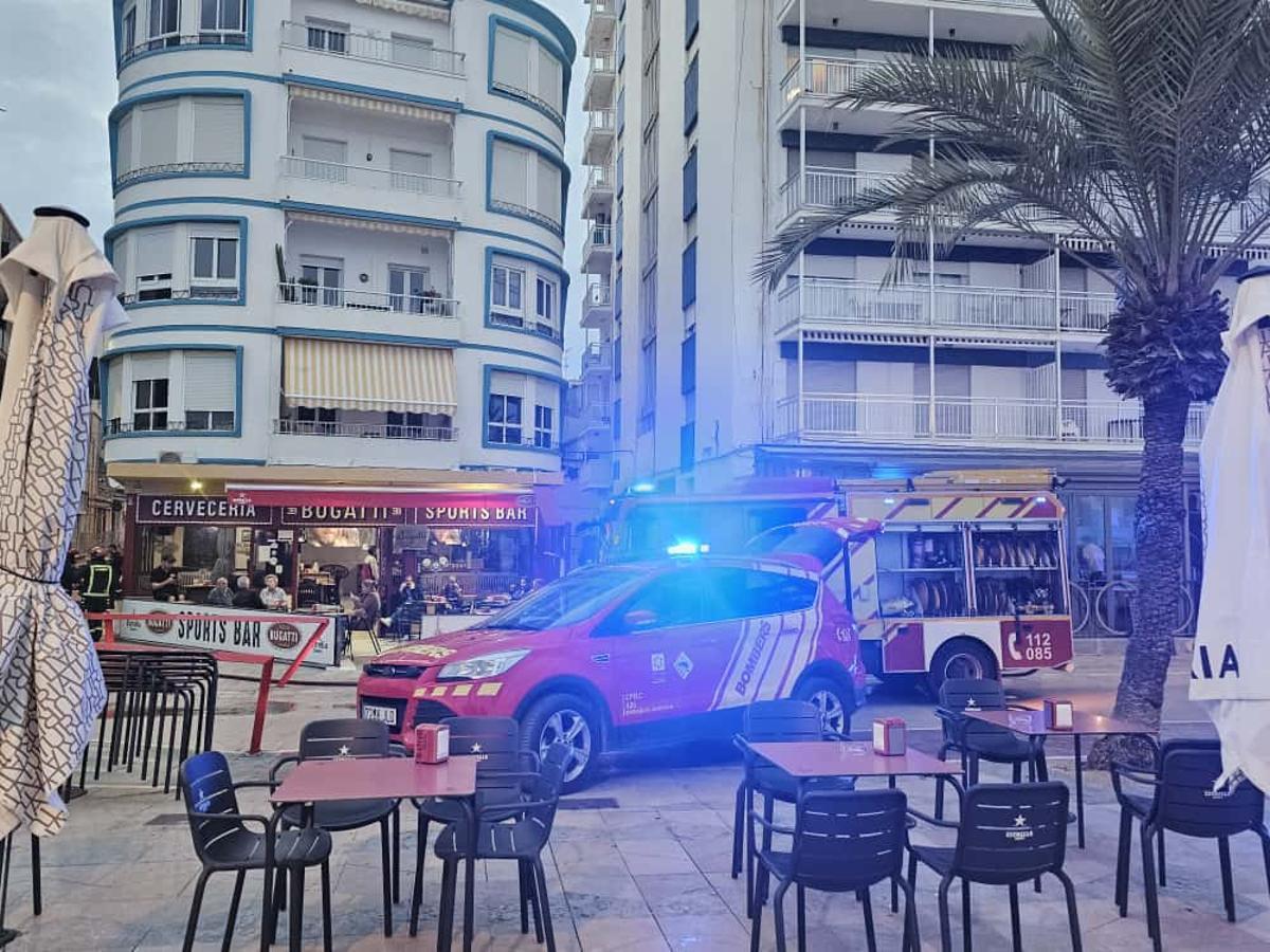 Los bomberos, este viernes en la calle donde se ha incendiado una vivienda en Vinaròs.