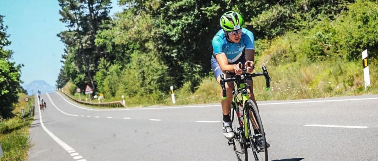 Mario Villar, en tres momentos de la prueba de Vitoria. | Ironman de Vitoria