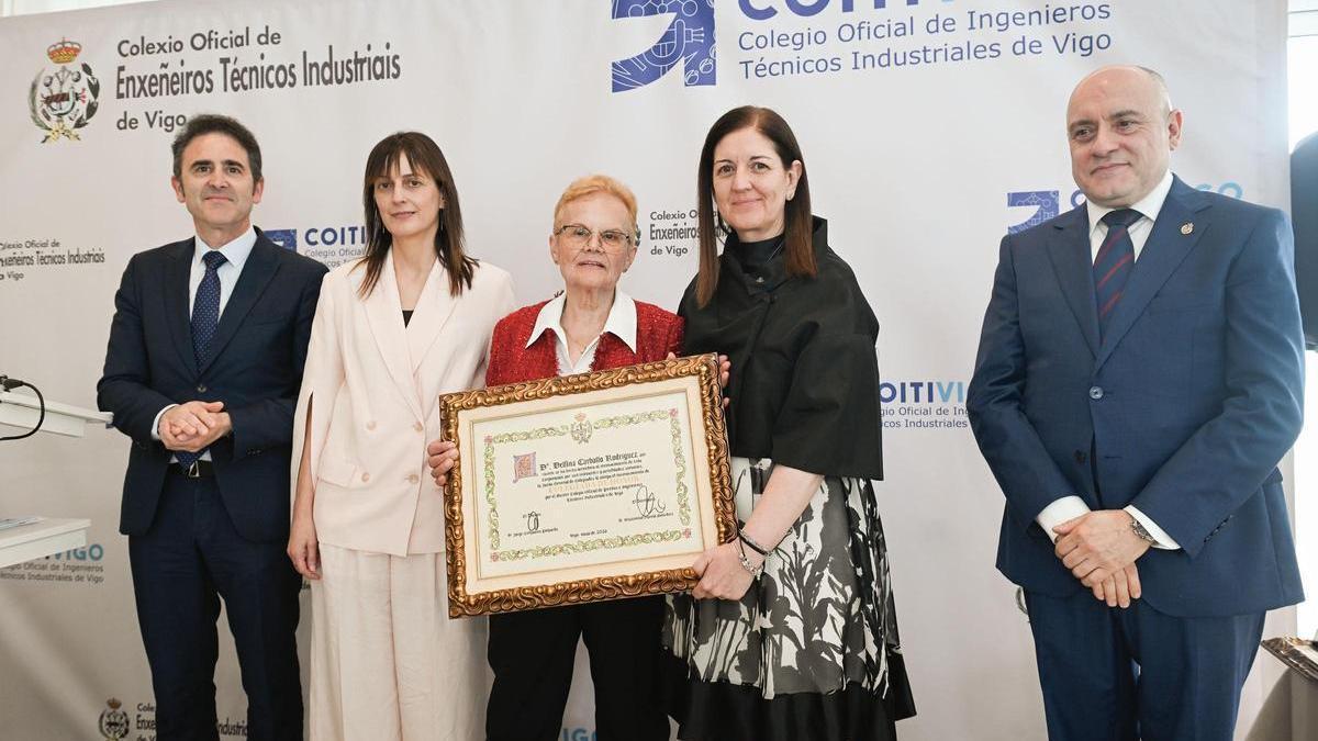 La entrega al reconocimiento a la ingeniera Delfina Carballo.