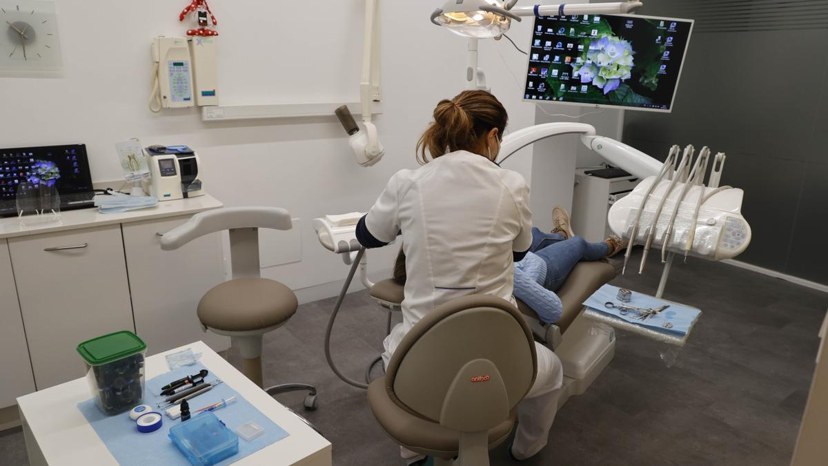 La Doctora Adriana Feijóo realiza un tratamiento en las nuevas instalaciones de Clínica Titanium en Serafín Avendaño.