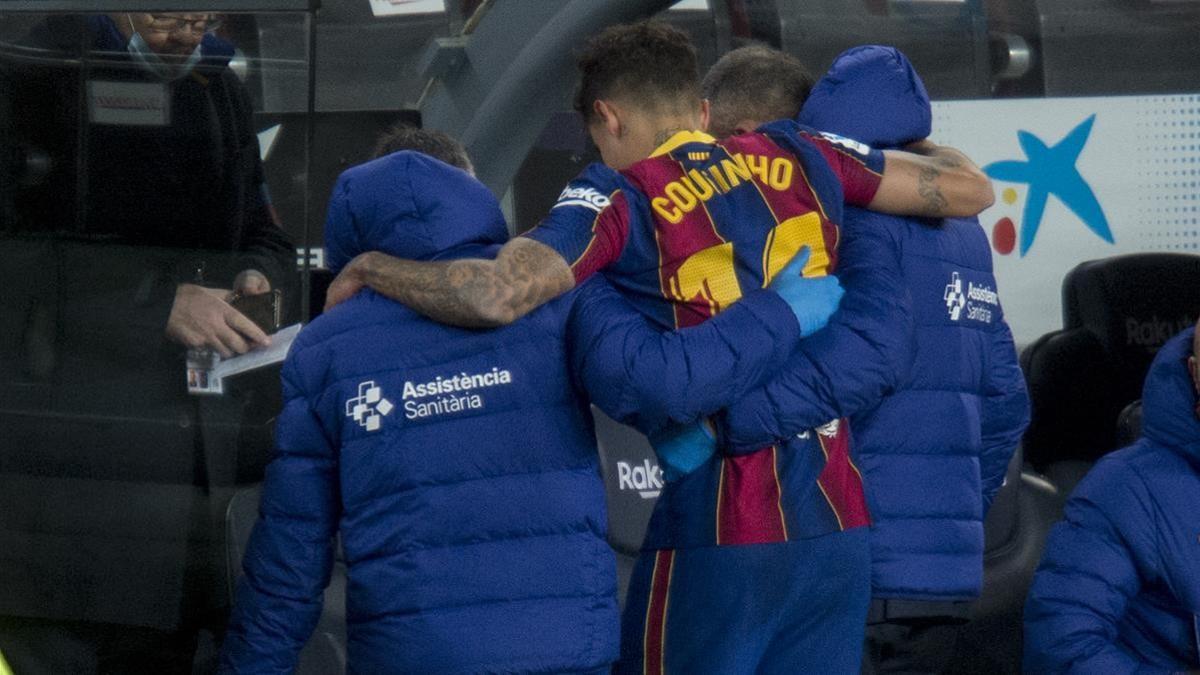 Barcelona   29 12 2020  Deportes                   Coutinho abandona el terreno de juego lesionado   durante el partido de liga entre el FC Barcelona  Barca  y el Eibar    Fotografia de Jordi Cotrina