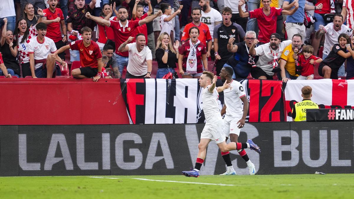 Peque Fernández del Sevilla FC celebra el primer gol de su equipo durante el partido de fútbol de la liga española, La Liga EA Sports, jugado entre el Sevilla FC y el Real Valladolid en el estadio Ramón Sánchez-Pizjuán el 24 de septiembre de 2024, en Sevilla, España.