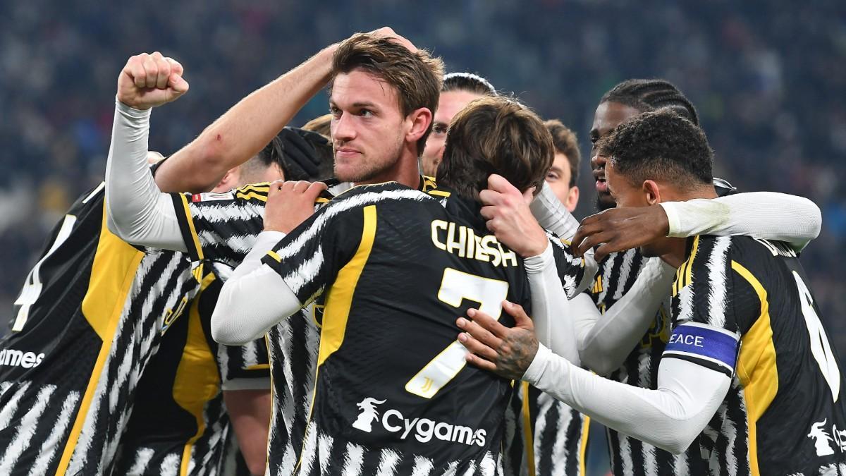 Jugadores de la Juve celebran el gol de Rugani