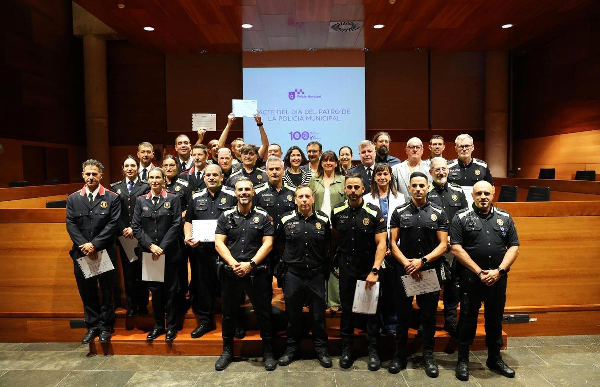 La alcaldesa de Gavà, Gemma Badia, y la consellera de Interior, Núria Parlon, junto a agentes de la Policía Municipal y los Mossos d'Esquadra.