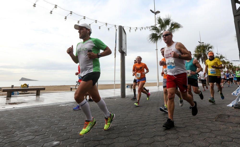 Los veteranos atletas triunfan en la prueba de Benidorm que reunió a más de 2.500 deportistas.