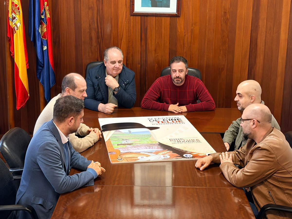 Autoridades del Ayuntamiento de Telde junto a Carlos Alberto Mejías en la presentación de su festival de cine