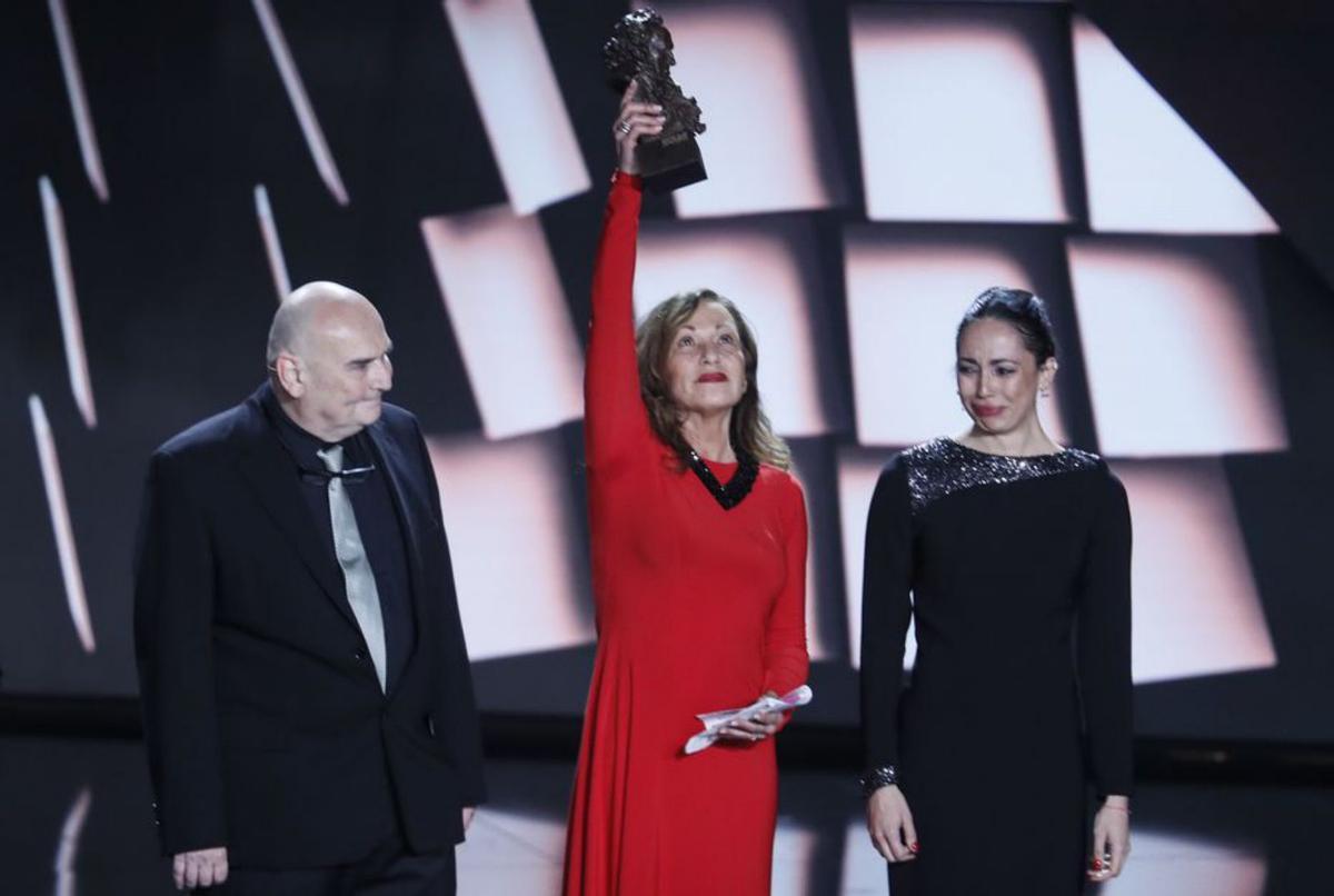 La actriz Eulalia Ramón, viuda de Carlos Saura, alzael Goya de Honor junto a Antonio y Ana Saura, hijosdel director fallecido.   | // JOSÉ MANUEL VIDAL