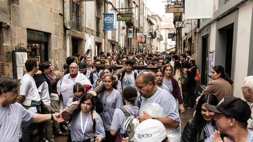 Un centenar de peregrinos de la Hermandad del Rocío de Málaga hacen el Camino de Santiago