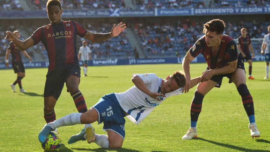 Jugada de Pablo Larrea en el partido del sábado ante el Levante.