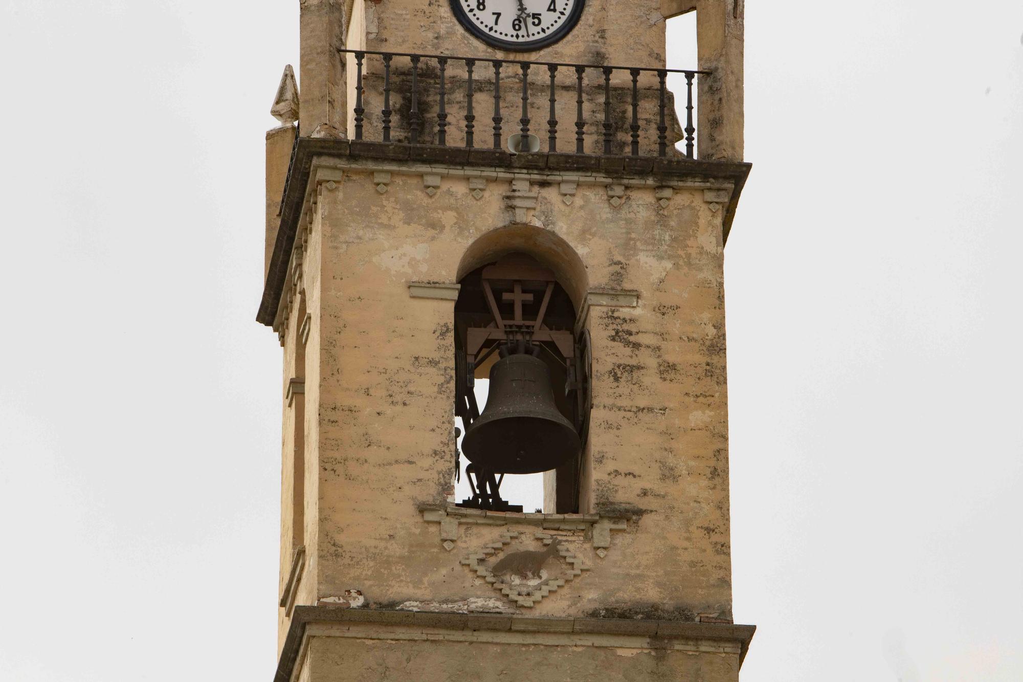 Rehabilitan la fachada y el campanario de la iglesia de Otos gracias a las aportaciones de los feligreses