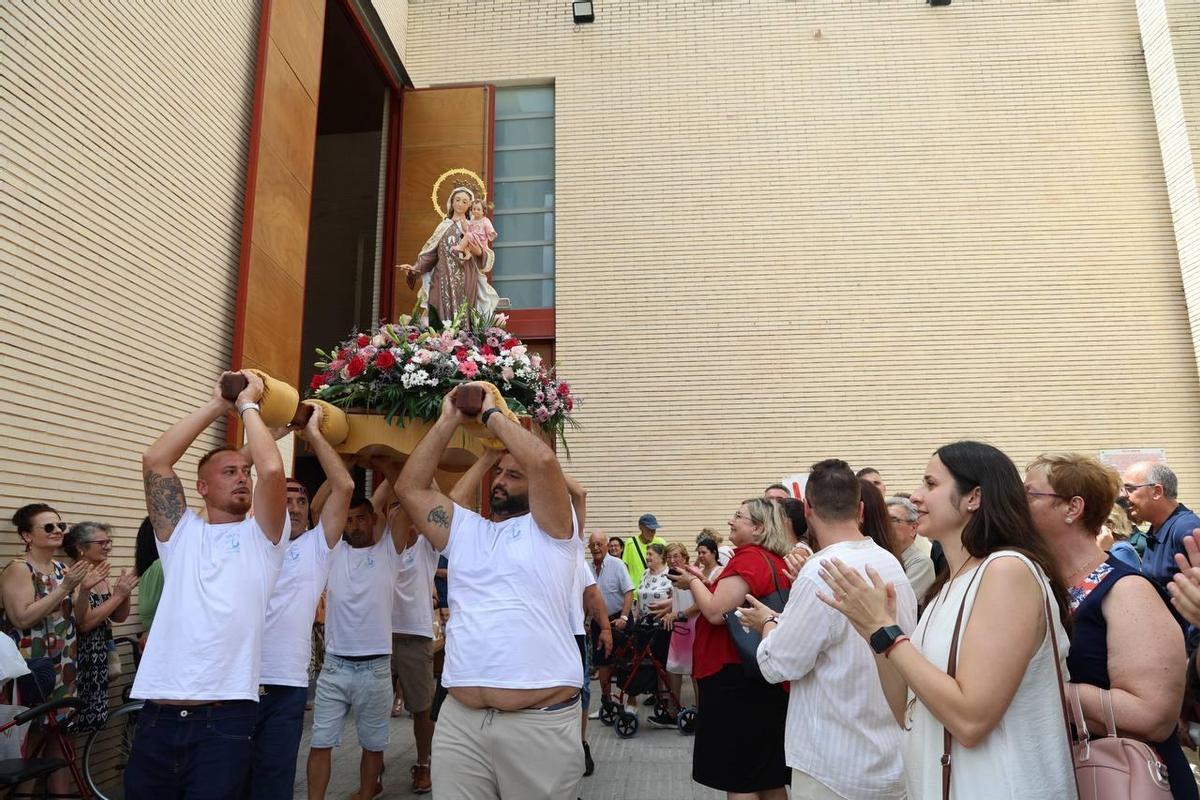 La imagen de la Virgen del Carmen, en volandas, a la salida de la parroquia.