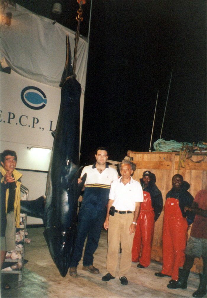 Francisco Manuel y su padre, con una enorme captura realizada por la tripulación en uno de los barcos de su flota pesquera.