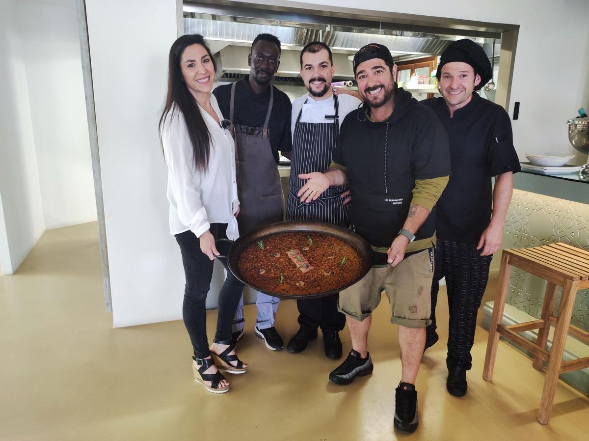 Elisabet Prat y Antonio Orozco, arroz en mano, junto al equipo del restaurante 5 arroces.