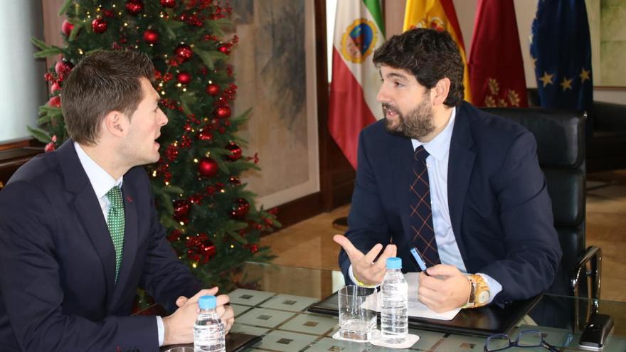 El alcalde de Cehegín (i) y el presidente de la Comunidad, reunidos.