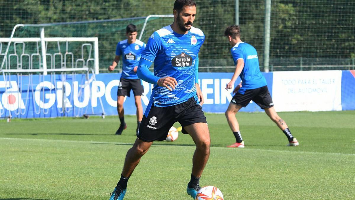 Celso Borges, durante un entrenamiento del Deportivo esta temporada. |  // ARCAY/ROLLER AGENCIA