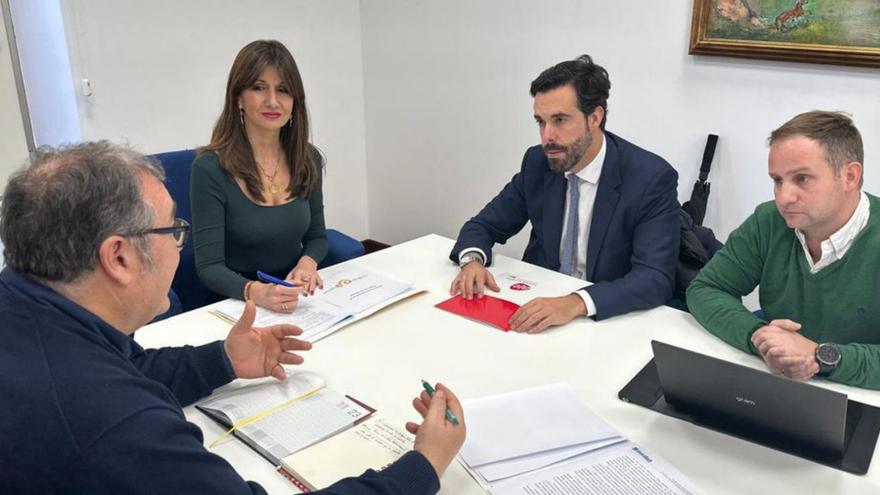 Un momento de la reunión celebrada en el Ayuntamiento.  | LNE
